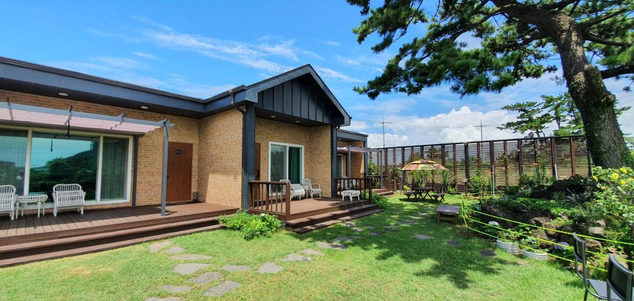 Wind Jeju Cafe & Pension Seogwipo Exteriör bild