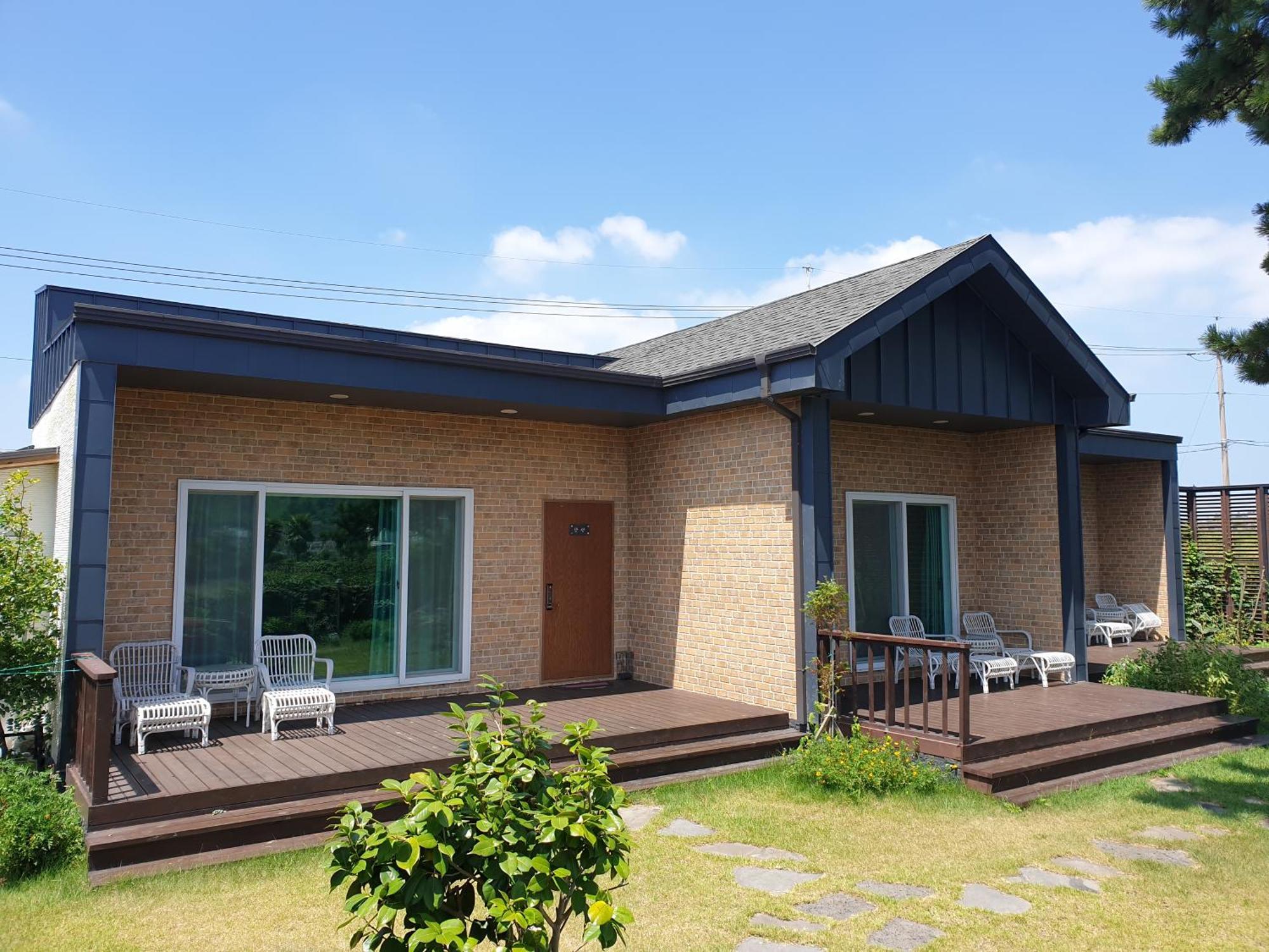 Wind Jeju Cafe & Pension Seogwipo Exteriör bild