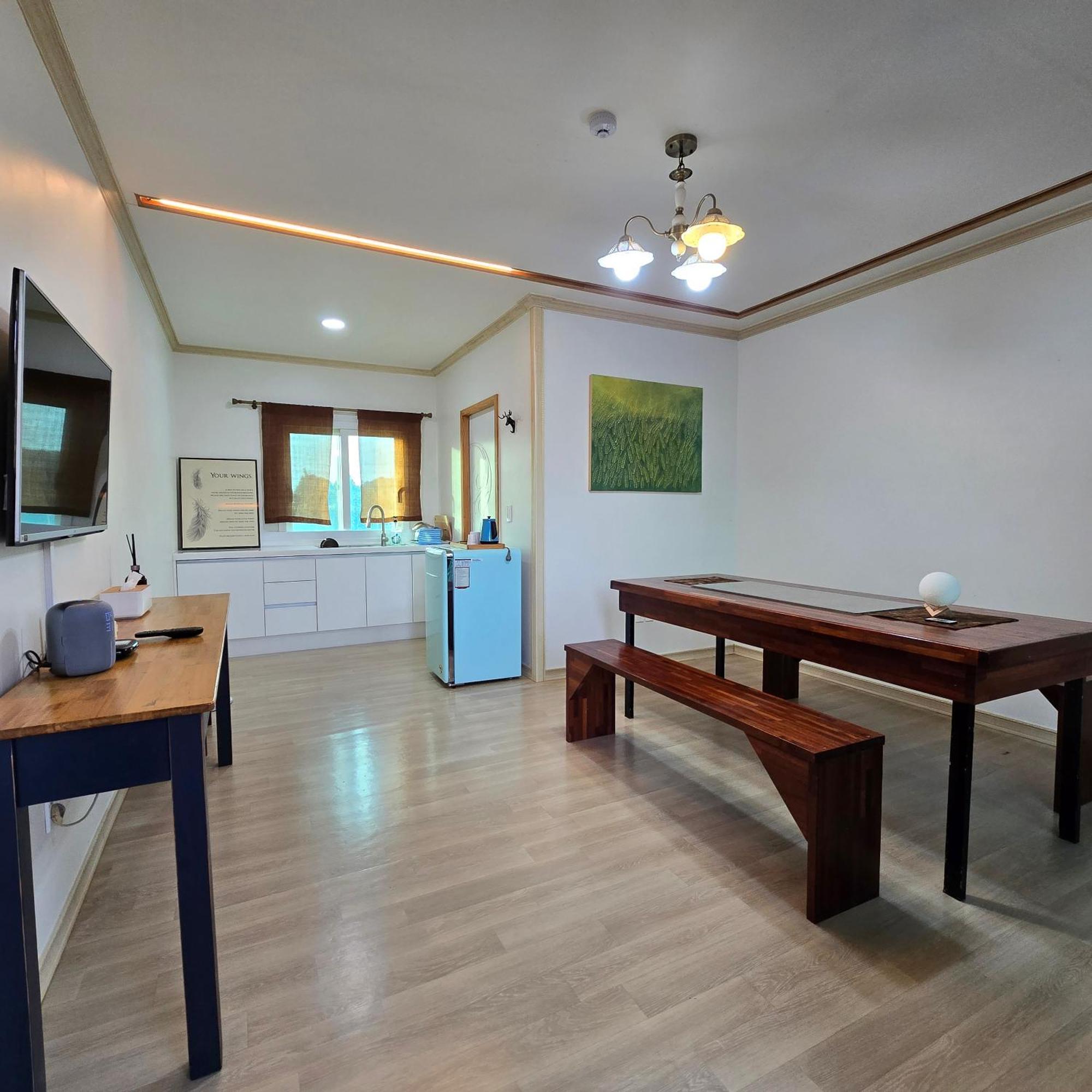 Wind Jeju Cafe & Pension Seogwipo Exteriör bild