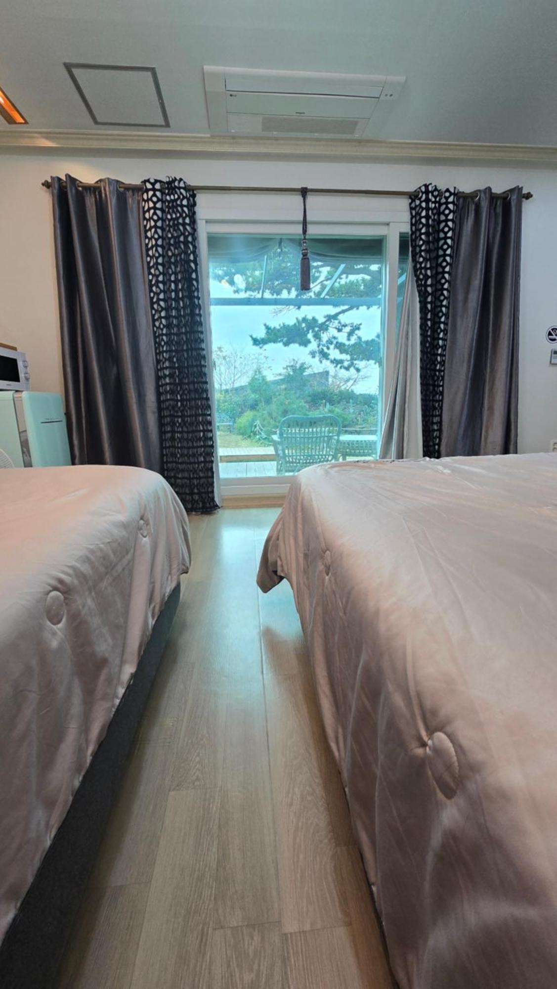 Wind Jeju Cafe & Pension Seogwipo Exteriör bild