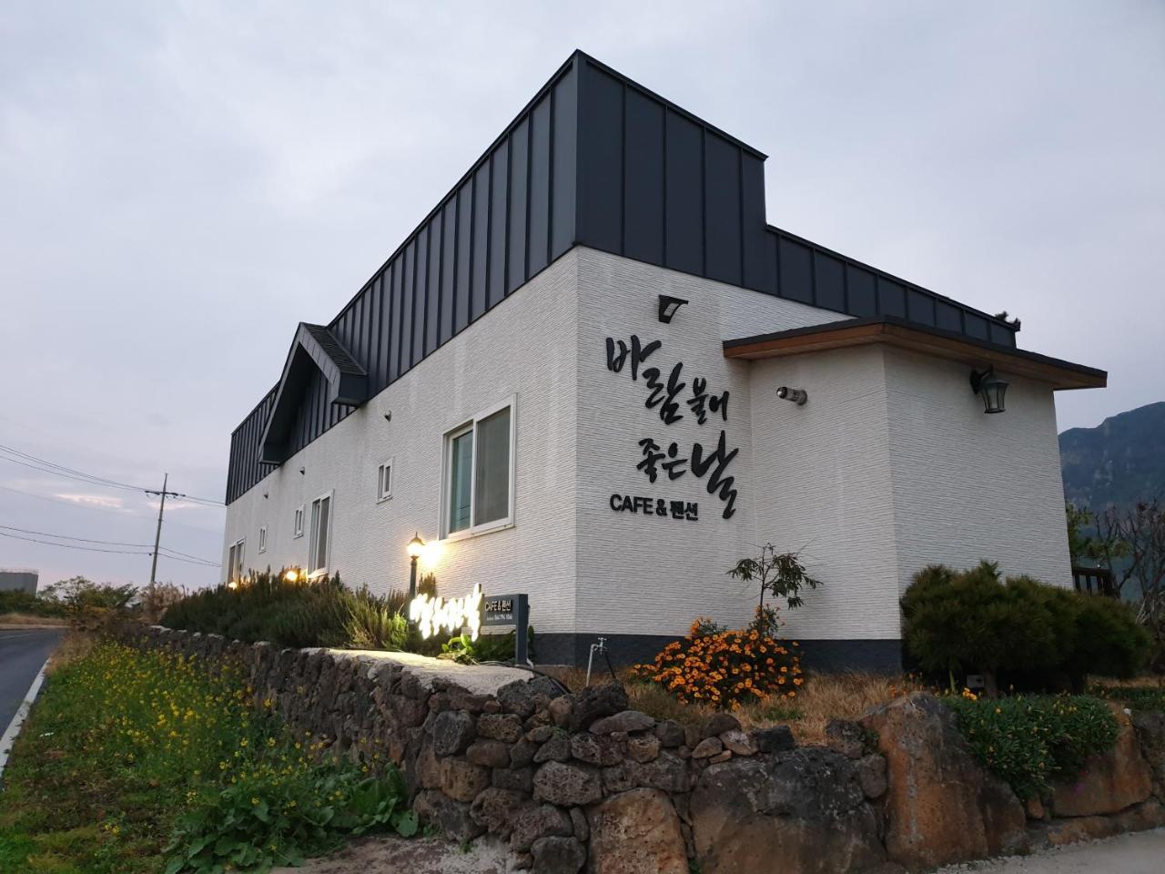 Wind Jeju Cafe & Pension Seogwipo Exteriör bild