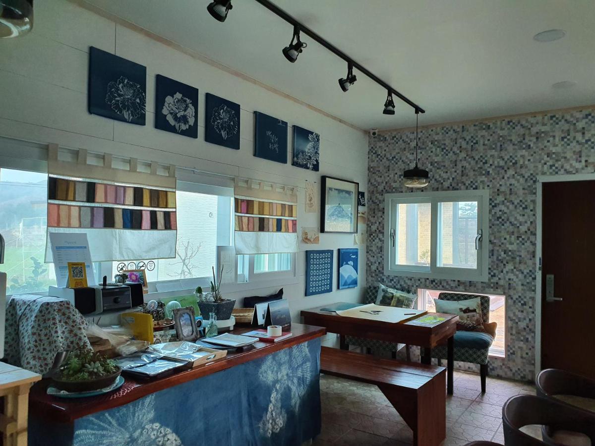 Wind Jeju Cafe & Pension Seogwipo Exteriör bild