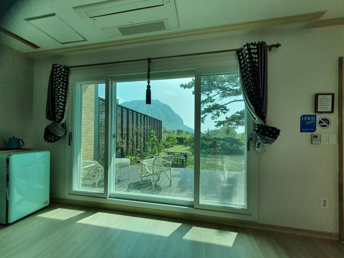 Wind Jeju Cafe & Pension Seogwipo Exteriör bild